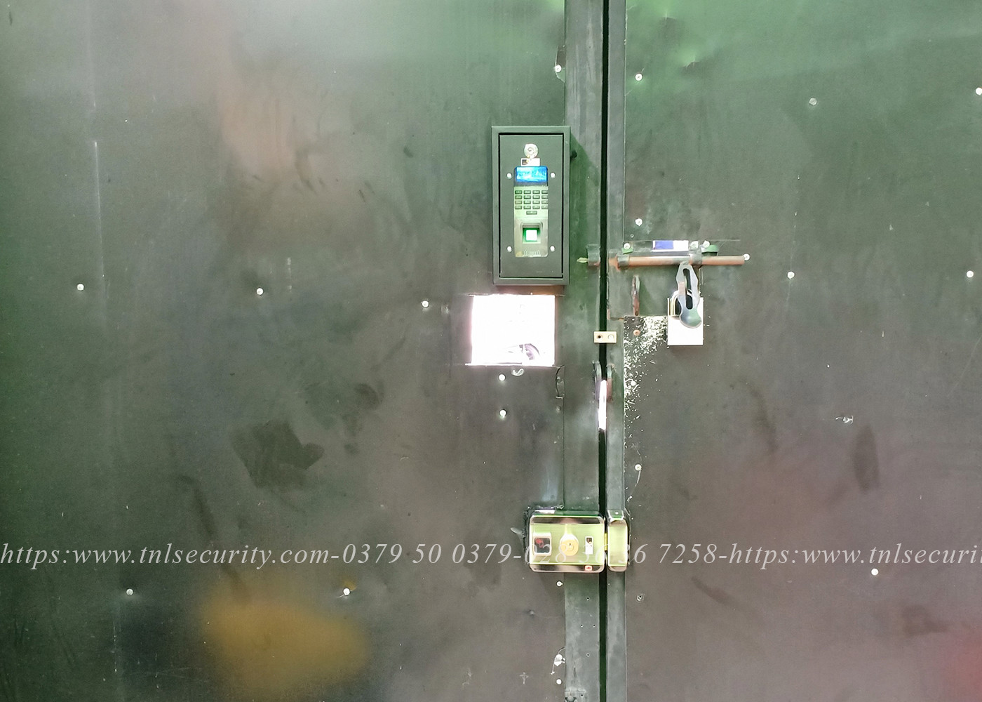 Lap-dat-tron-bo-khoa-nam-cham-van-tay-bao-dong-cho-nha-tro-tai-Linh-Chieu-Thu-Duc